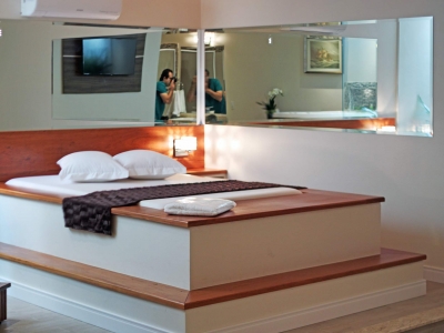 Cama da Suíte Acqua do Motel Cisne Blumenau