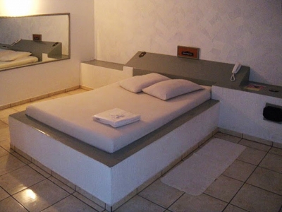 Ambiente da Suíte Econômica do Motel Cisne, conforto e privacidade