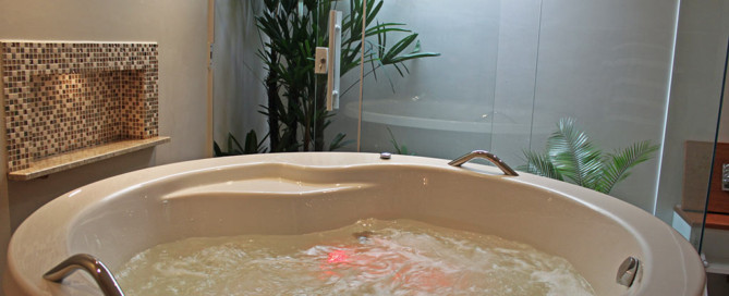 O Ofurô da Suíte Acqua do Motel Cisne